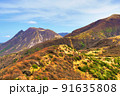 沓掛山山頂部より三俣山を望む。前景に久住山へ向かうトレッキングルート。 91635808