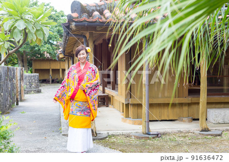 沖縄の昔の琉球王国における民族衣装を着た旅ガール 91636472