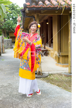 沖縄の昔の琉球王国における民族衣装を着た旅ガール 91636484