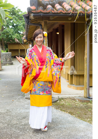 沖縄の昔の琉球王国における民族衣装を着た旅ガール 91636487