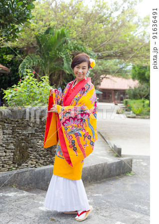 沖縄の昔の琉球王国における民族衣装を着た旅ガール 沖縄の昔の琉球王国における民族衣装を着た旅ガール 91636491