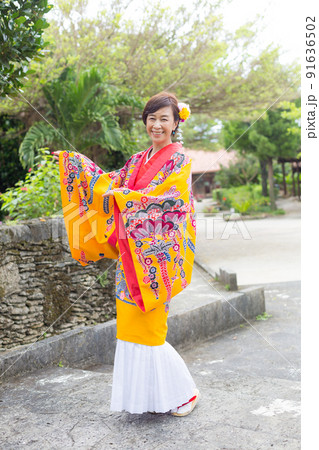 沖縄の昔の琉球王国における民族衣装を着た旅ガールの写真素材