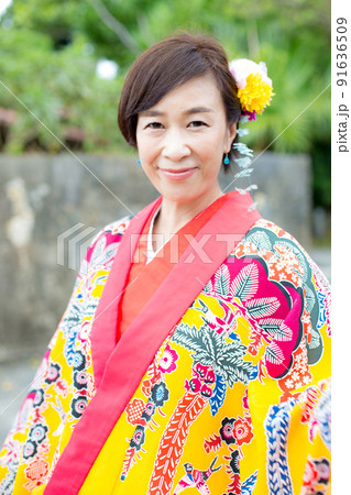沖縄の昔の琉球王国における民族衣装を着た旅ガール 91636509