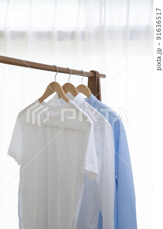 ハンガーにかかったメンズのシャツ ハンガーにかかったメンズのシャツ 91636517