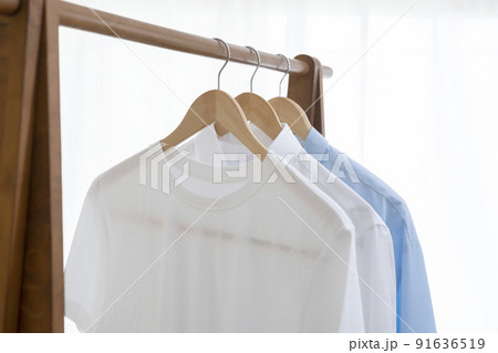 ハンガーにかかったメンズのシャツ 91636519
