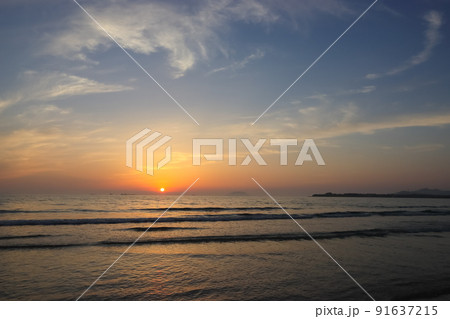 海に沈む夕陽 91637215