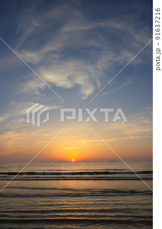 海に沈む夕陽 91637216