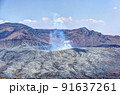 阿蘇中岳の火口から噴気が立ち昇る。 91637261