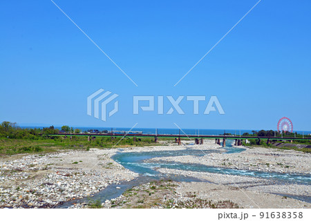 【富山県魚津市】早月川河口と富山湾 91638358