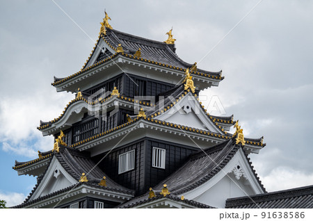 旭川東岸から令和の大改修が終わった岡山城天守閣を望む 91638586