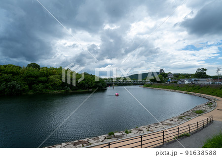 石山公園から令和の大改修が終わった岡山城天守閣と旭川を望む 91638588