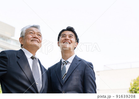 ビジネスマン　親子　M&A　 91639208