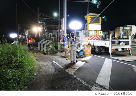 夜間道路工事で撤去される縁石 夜間道路工事で撤去される縁石 91639616