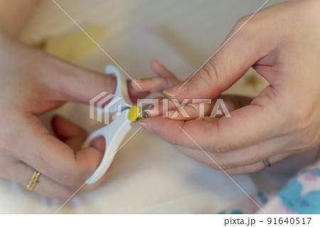 赤ちゃんの爪切り 91640517