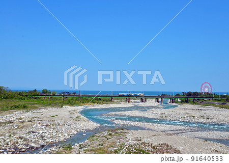 【富山県魚津市】早月川河口を通過する電車 【富山県魚津市】早月川河口を通過する電車 91640533