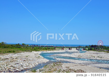 【富山県魚津市】早月川河口を通過する電車 【富山県魚津市】早月川河口を通過する電車 91640535