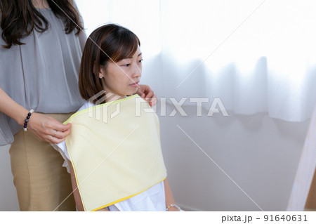 カラーを提案する女性 カラーを提案する女性 91640631