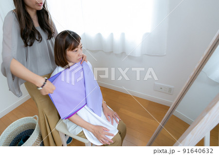 カラーを提案する女性 カラーを提案する女性 91640632