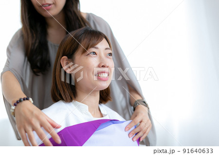 カラーを提案する女性 カラーを提案する女性 91640633