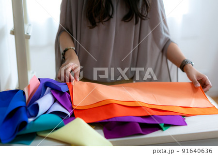 カラーを提案する女性 91640636