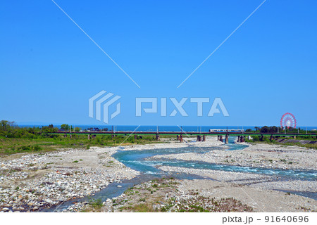 【富山県魚津市】早月川河口を通過する電車 91640696