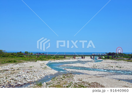 【富山県魚津市】早月川河口を通過する電車 【富山県魚津市】早月川河口を通過する電車 91640960