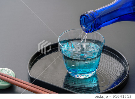 冷酒　日本酒を注ぐ 91641512