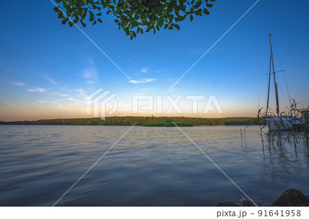 Amazing shot of a reflective lake on a beautiful sunset background 91641958