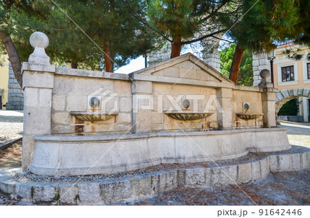 古代ローマ遺跡 セゴビア水道橋脇の噴水(スペイン) 古代ローマ遺跡 セゴビア水道橋脇の噴水(スペイン) 91642446