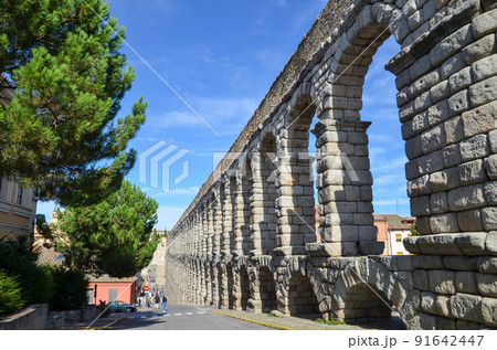 古代ローマ遺跡　セゴビア水道橋（スペイン） 91642447
