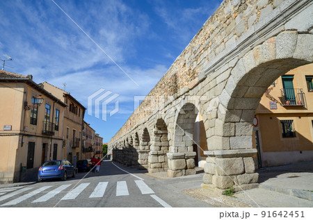 古代ローマ遺跡　谷の上部のセゴビア水道橋（スペイン） 91642451
