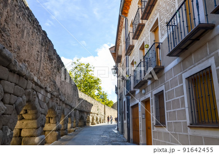 古代ローマ遺跡 谷の上部のセゴビア水道橋(スペイン) 古代ローマ遺跡 谷の上部のセゴビア水道橋(スペイン) 91642455