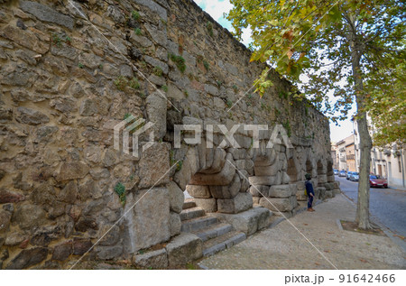 古代ローマ遺跡　谷の上部のセゴビア水道橋（スペイン） 91642466