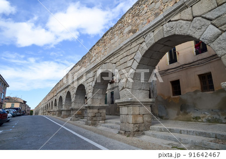 古代ローマ遺跡 谷の上部のセゴビア水道橋(スペイン) 古代ローマ遺跡 谷の上部のセゴビア水道橋(スペイン) 91642467