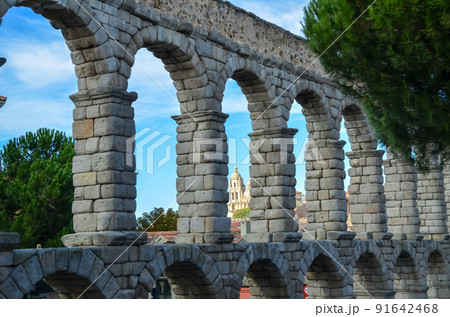 古代ローマ遺跡　セゴビア水道橋（スペイン） 91642468