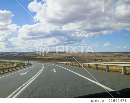 スペイン　カスティーリャ・イ・レオン州の道　セゴビア・アビラ間（畑） 91642478