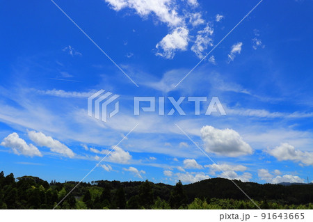 青空 雲 飛行機雲 山地 樹木 青空 雲 飛行機雲 山地 樹木 91643665