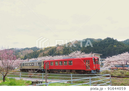 満開の桜の中を走る木次線 91644059