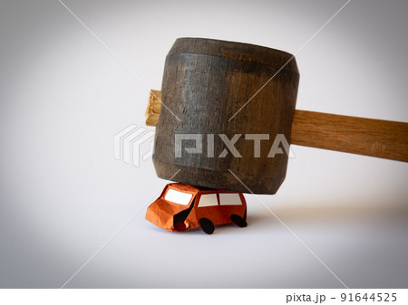 廃車 金槌と車 車両をつぶす 廃車 金槌と車 車両をつぶす 91644525