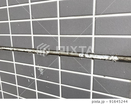 軟化したシーリングでタイル汚れ 91645244