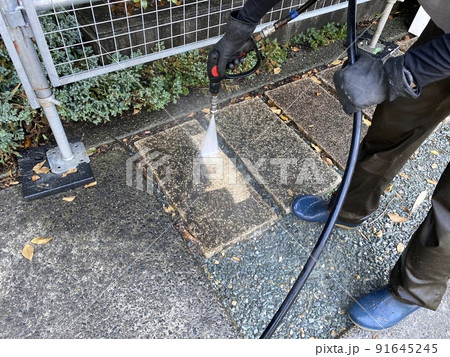 高圧洗浄でタイルの汚れ落とし 91645245