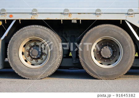 トラックの車輪 イメージ トラックの車輪 イメージ 91645382