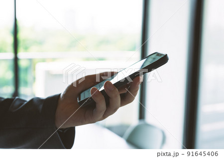 スマートフォンと男性 スマートフォンと男性 91645406