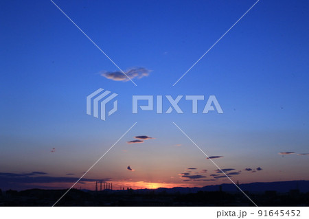 空模様 天候 天候不順 大阪府 天気 嵐の前の静けさ 曇天 うろこ雲 水蒸気 夕焼け 朝焼けの写真素材