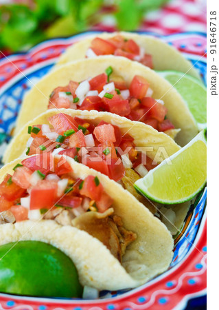 メキシコ料理の美味しいタコス 91646718