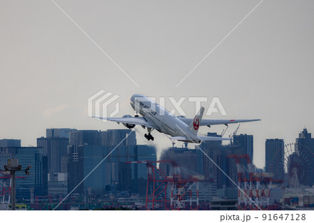 羽田空港を離陸した旅客機・日本航空 ボーイング777 91647128