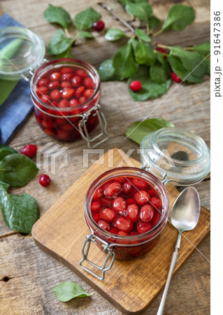Homemade dogwood jam on a wooden background. Organic jam, healthy food. 91647386