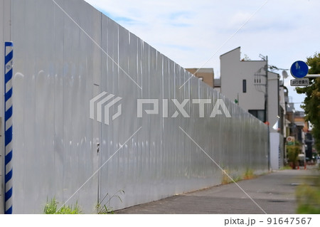 工事現場の仮囲い　万能鋼板 91647567