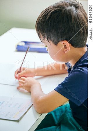 ノートに書き取りをする小学生の男の子 ノートに書き取りをする小学生の男の子 91647626