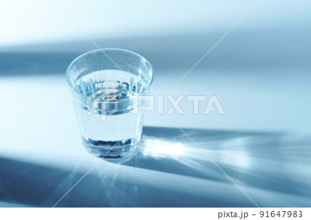 グラスに入った水 グラスに入った水 91647983